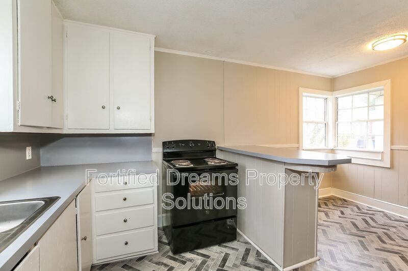 Building Photo - 805 W Twenty-Fifth St