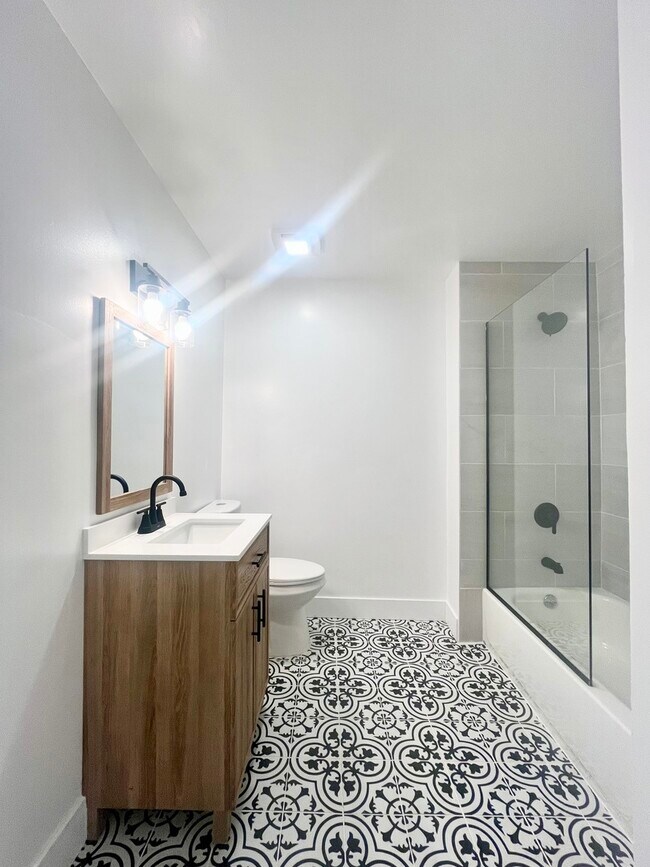 Building Photo - 2258 S Sacramento Ave