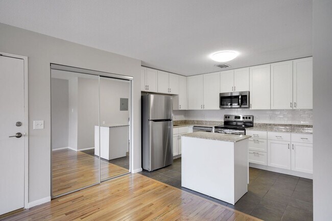 Building Photo - Remodeled 2 bed featuring new kitchen