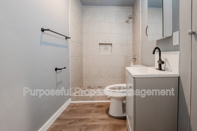 Building Photo - 516 Morrison Ave