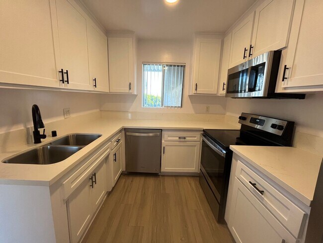 Interior Photo - 4532 Murietta Ave