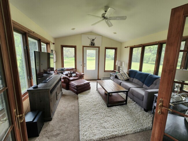 Building Photo - N5968 Lakeview Dr