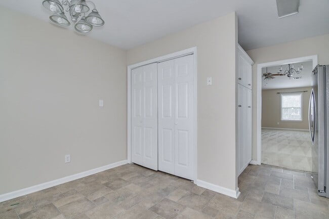 Building Photo - End Unit Townhome!