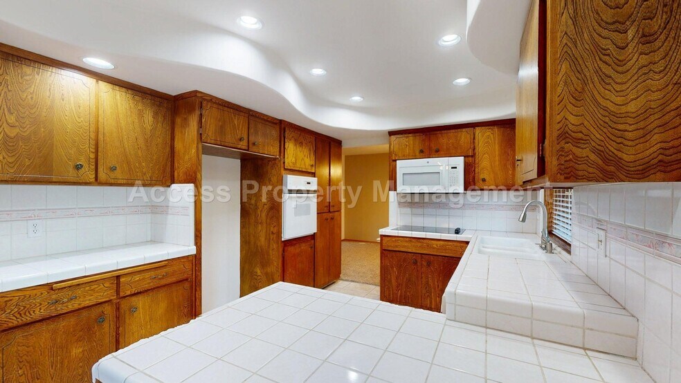 Building Photo - 3355 San Fernando Ct