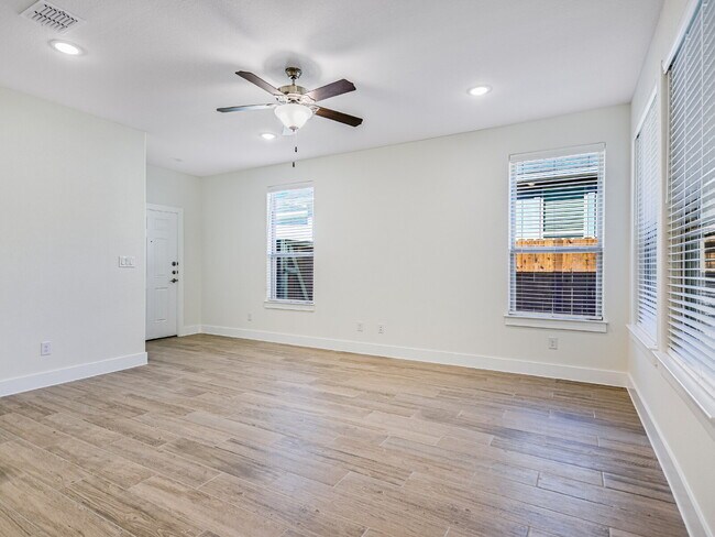 Building Photo - "Spacious 3-Bed Condo with 2 Baths in Charming Georgetown – 1424 Sq Ft of Comfort on Parkline Dr!"