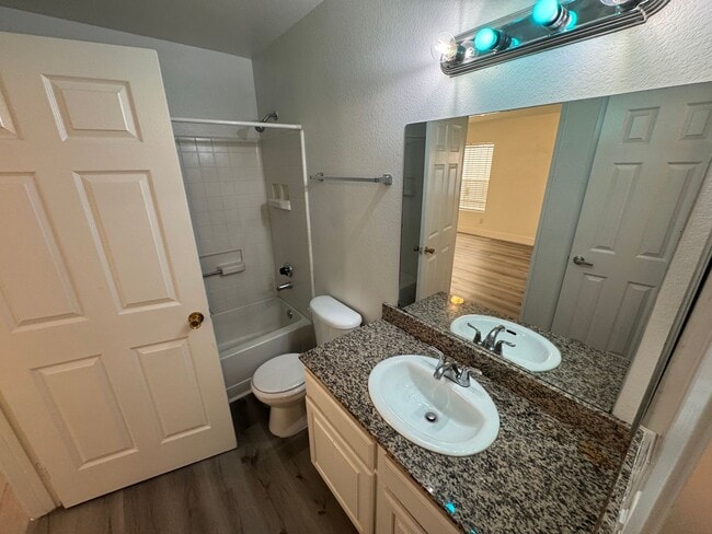 Building Photo - Bright spacious condo near Sunrise Mountain