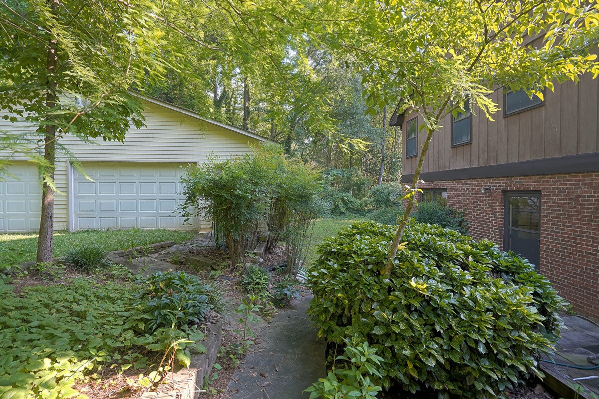 Building Photo - 1422 Pineview Dr