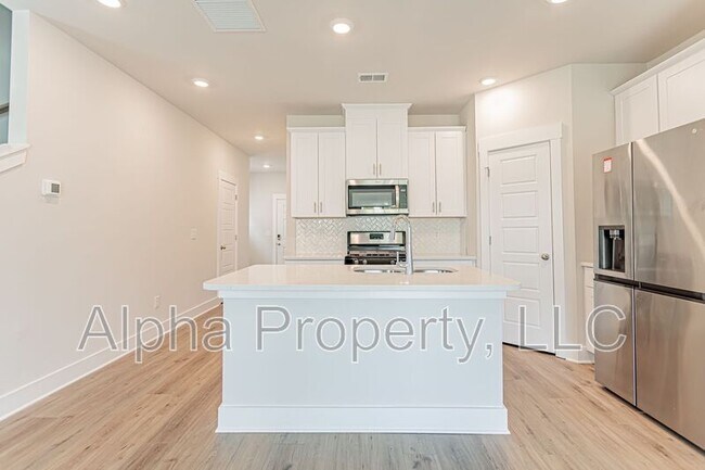 Building Photo - 422 Ellis Mill St