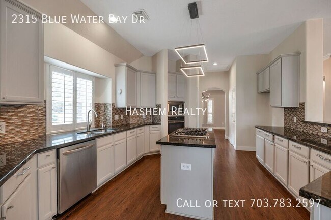 Building Photo - 2315 Blue Water Bay Dr