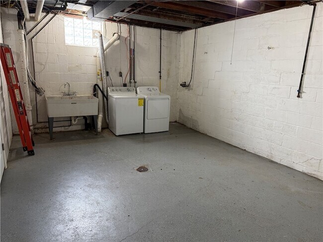 Building Photo - 300 Taylor St