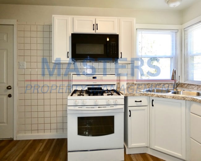 Building Photo - Three Bedroom House