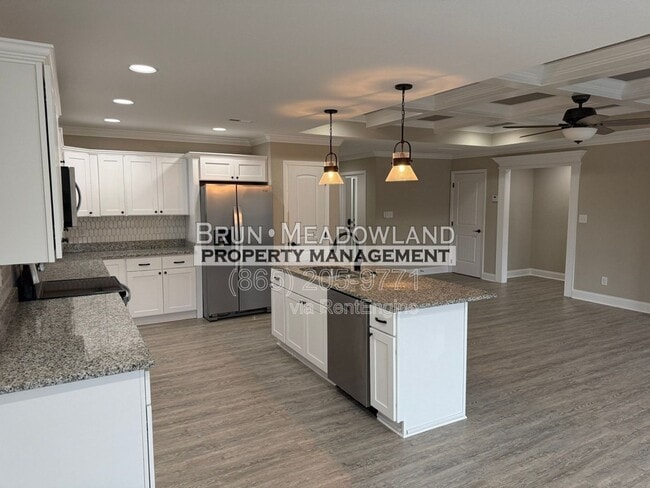 Building Photo - 3869 Doral Dr