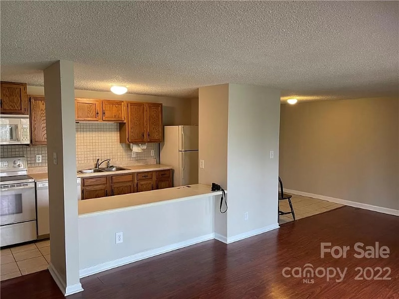 Building Photo - 9520 Shannon Green Dr