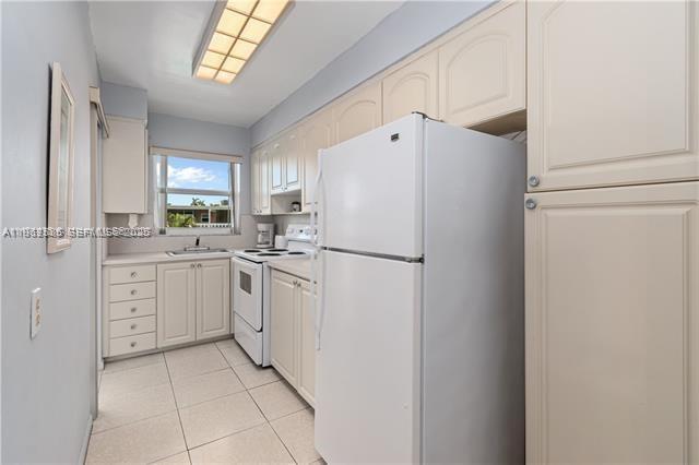 Building Photo - 161 NE 10th Ave