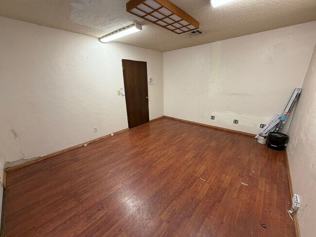 Building Photo - 3BEDROOM 1 BATHROOM COMMERCIAL PROPERTY