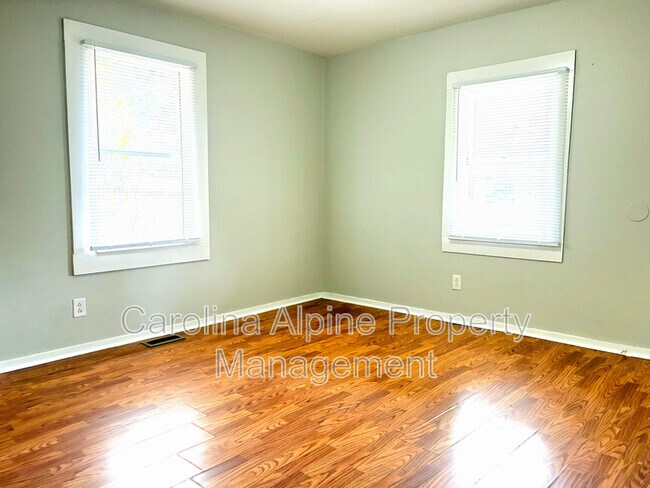 Building Photo - 405 S Oak St