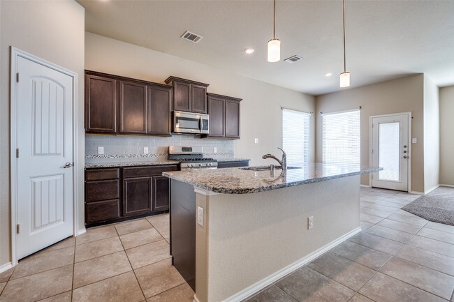 Building Photo - 2025 Lake Vista Dr
