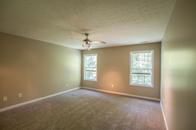 Building Photo - Four Bedroom with Bonus!