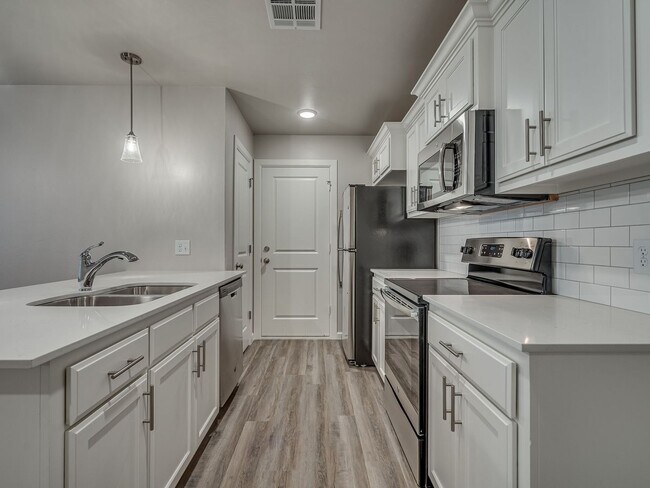 Building Photo - Very Nice 4 Bedroom 2 Bath Duplex in Oakdale Schools - Lawn Care Included