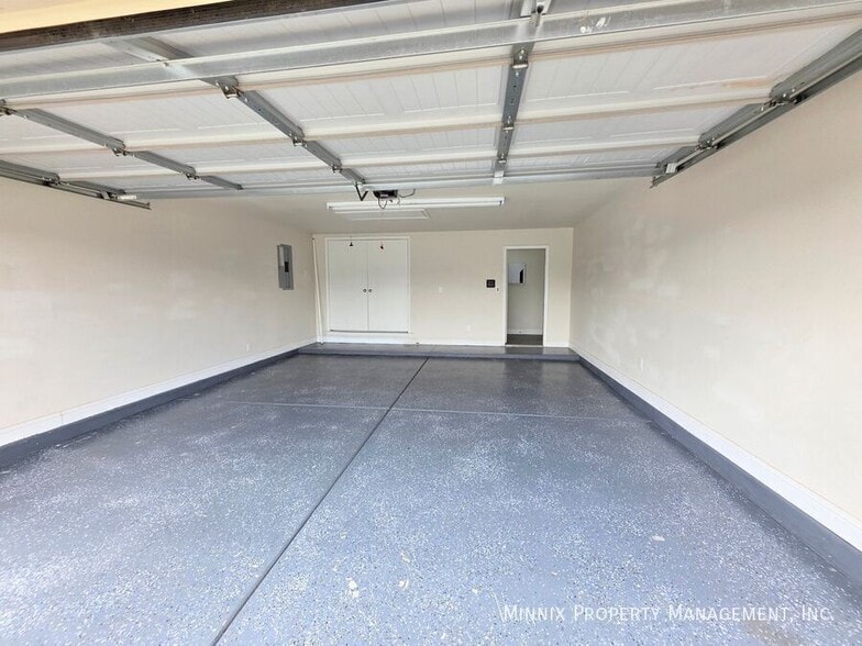 Building Photo - 9411 Sagebrush Ave