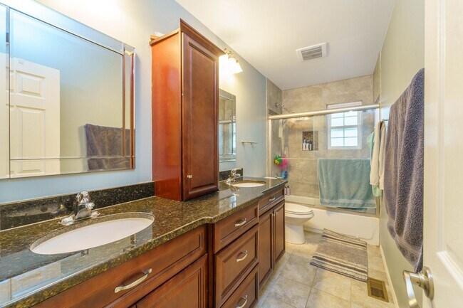 Building Photo - Meticulously Maintained 4 BR 2.5 BA Home in Burke, VA