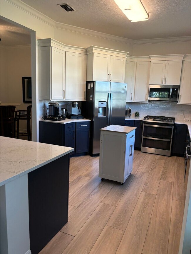 Building Photo - 2115 Country Club Dr