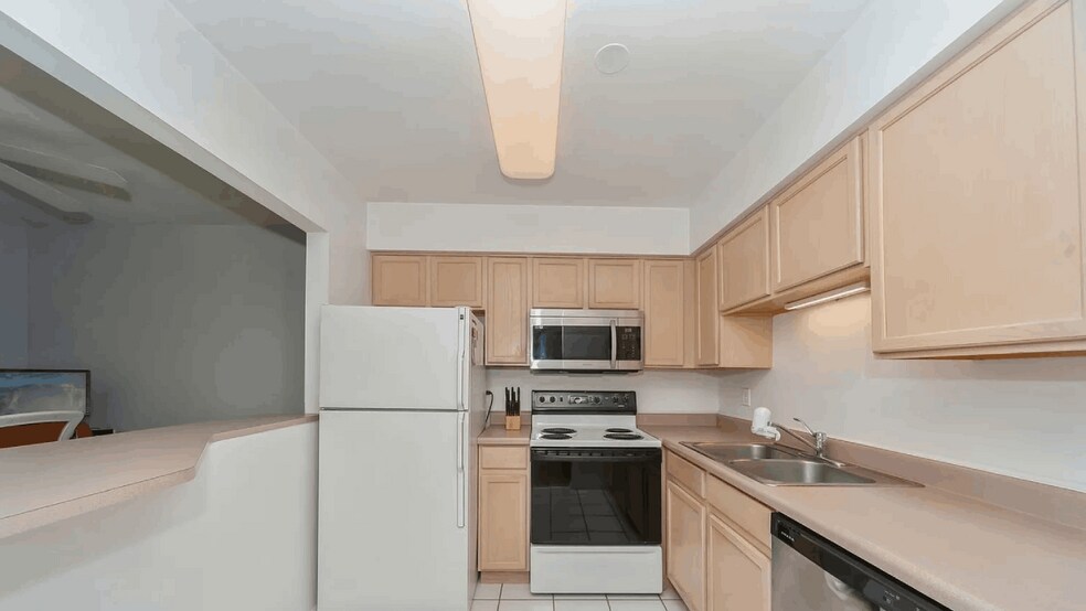 Building Photo - 239 W Court of Shorewood