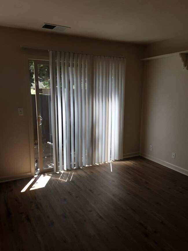 Building Photo - Big Bright 3-bedroom 2.5 bath Townhouse in...