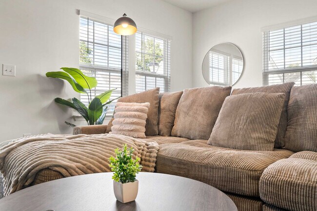 Building Photo - 8021 Brightside Dr