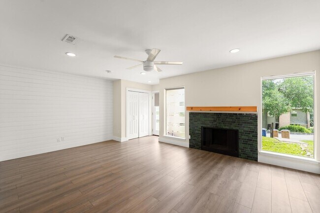 Building Photo - 6410 Chimney Creek Cir