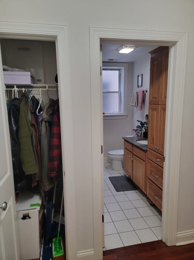 Building Photo - 7627 N Greenview Ave