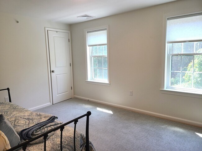 Building Photo - 138 Elm St