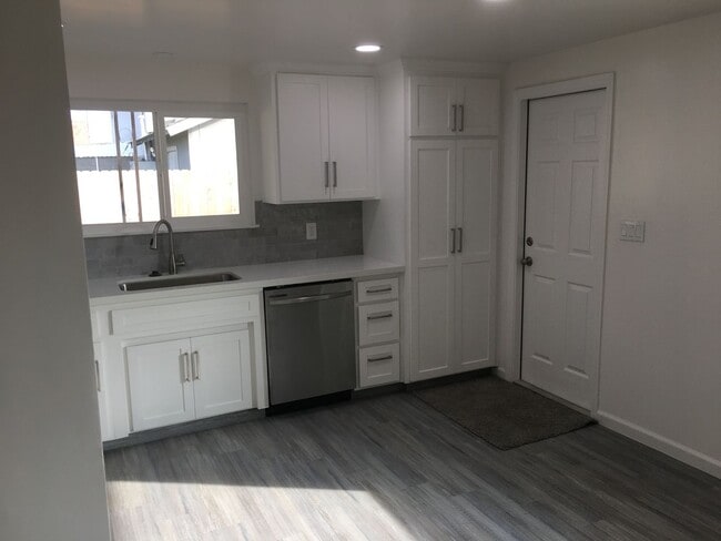 Building Photo - 3526 W Tulare Ave