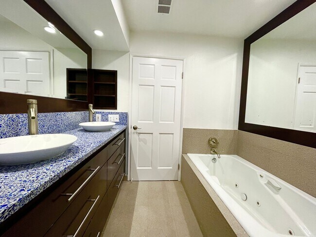 Building Photo - Located in Century City Adjacent to Beverly Hills!