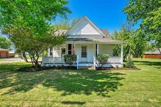 Building Photo - 676 S Waco St