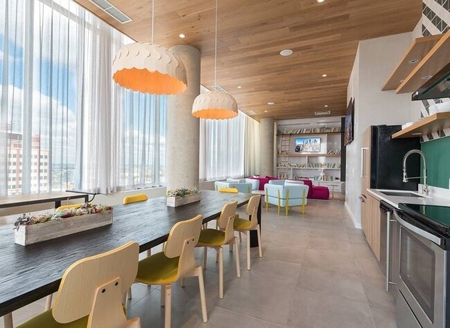 Building Photo - 833 N Clark St