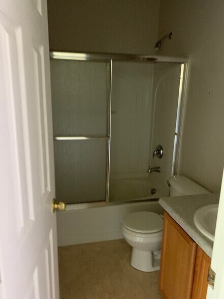 Master bathroom - 2232 Golden Gate Grv