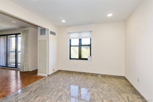 Building Photo - 12 Bond St