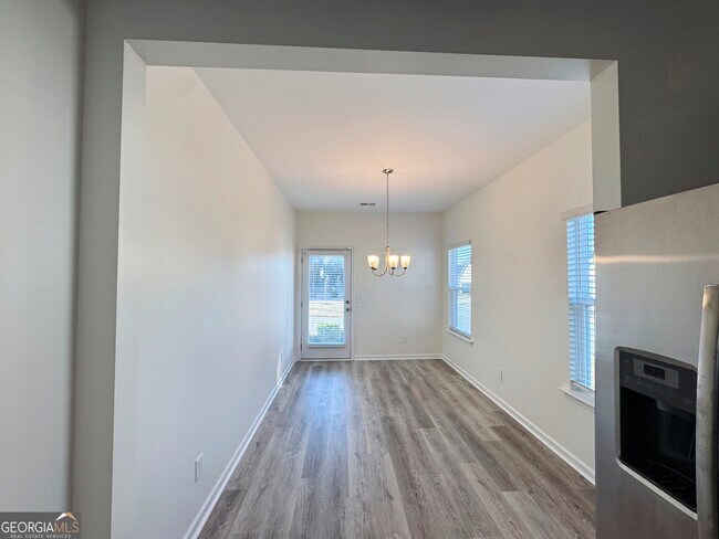 Building Photo - 214 N Dogwood St