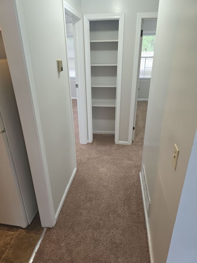 Building Photo - 2 bedroom 1 bath duplex off of Broad River Rd