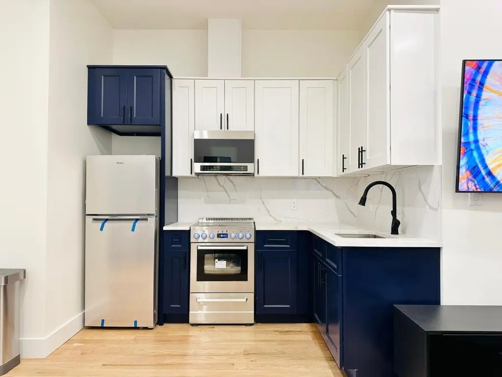 Building Photo - Furnished room/NOT APARTMENT