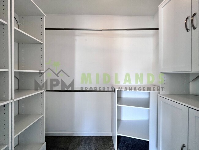 Building Photo - 492 Denman Loop