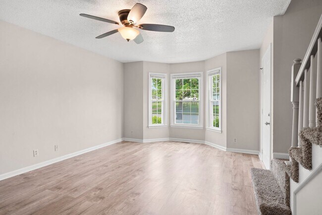 Building Photo - 907 Desota Ln