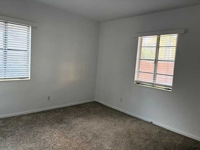 Building Photo - 2 bedroom, 1 bathroom house near Universit...