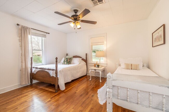 Building Photo - 208 Ella St