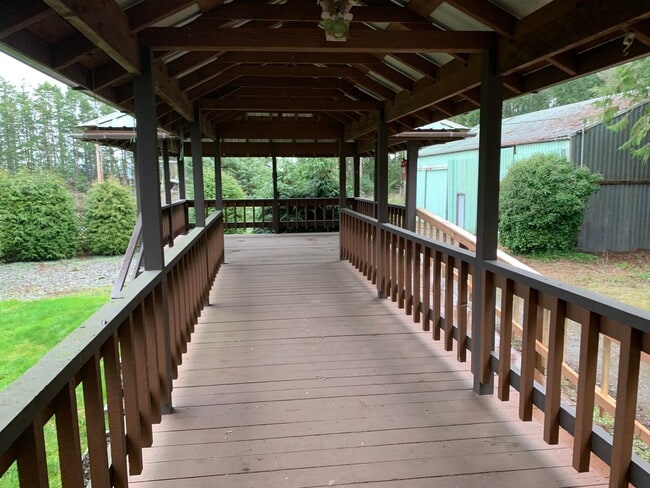 Building Photo - **Daisey King **