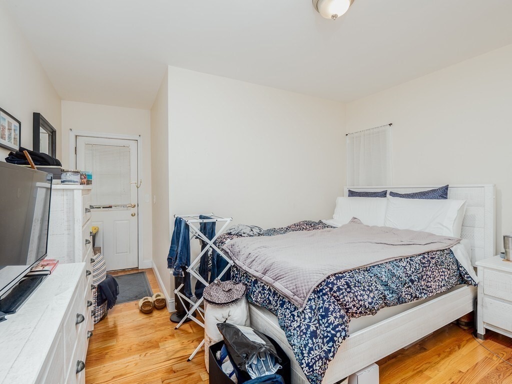 Building Photo - 546 E 8th St