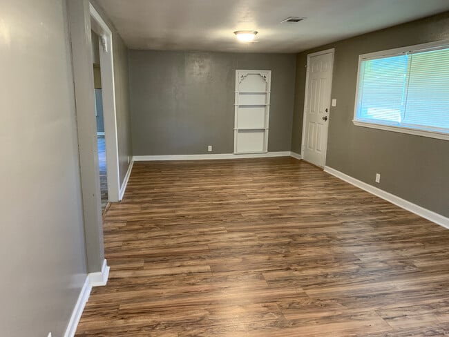Building Photo - 501 N Pecan St