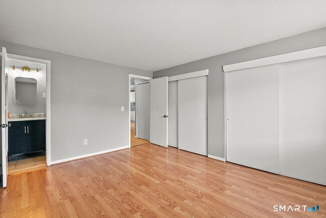 Building Photo - 35 Carillon Dr
