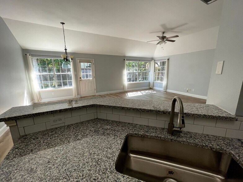 Building Photo - 3822 Newland Dr